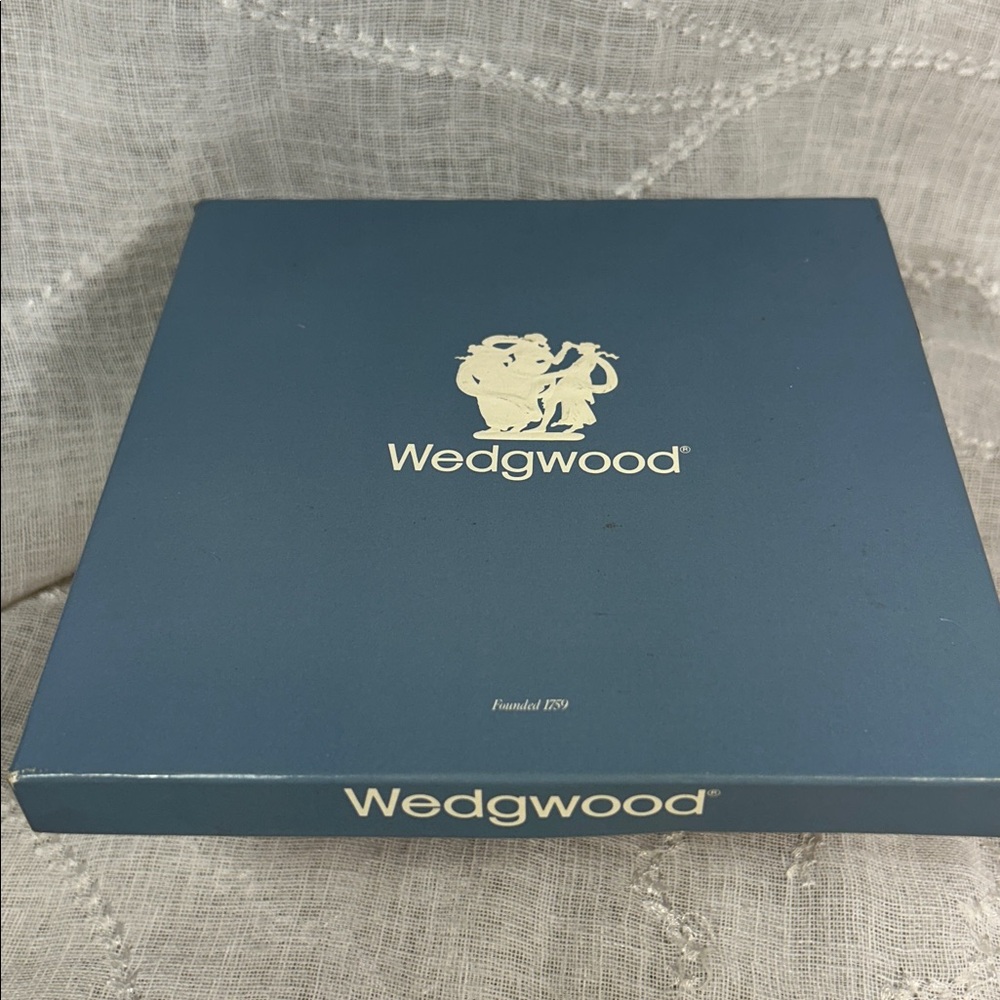NWT Wedgwood 1988 Mother plate Lily in original box and catalog - Picture 10 of 11